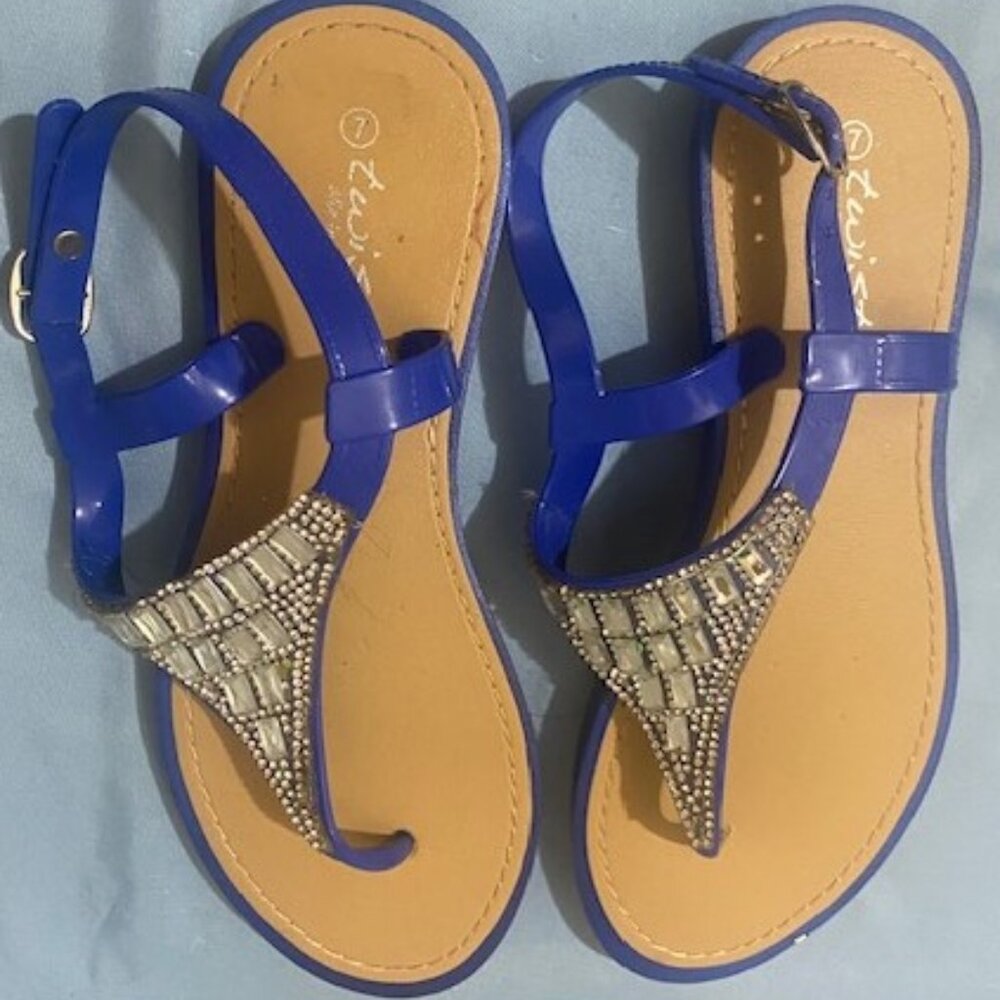 Twisted  Women 'T' strap Sandals